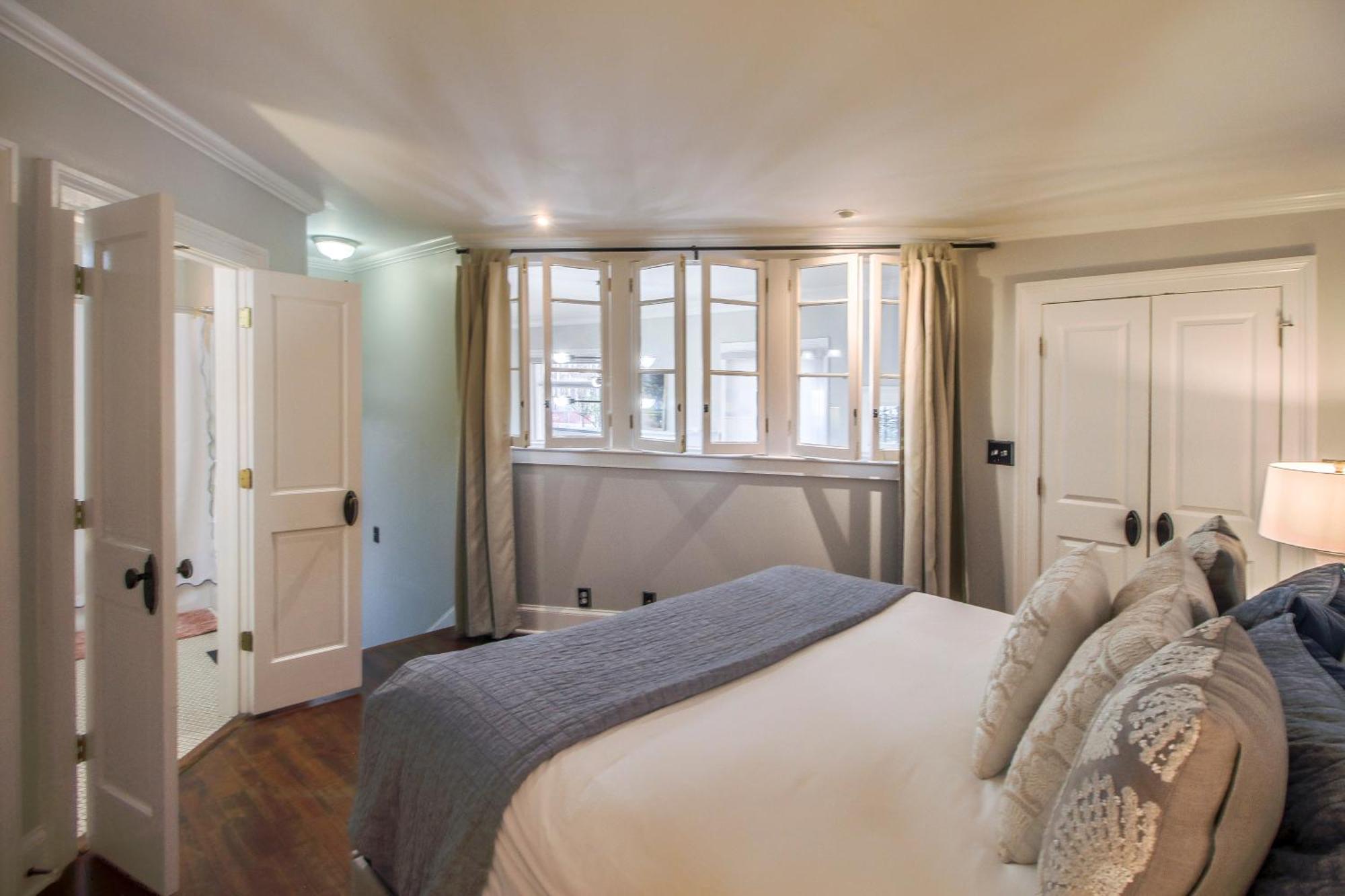 Walk To It All In Downtown, Double King Beds Savannah Exterior photo