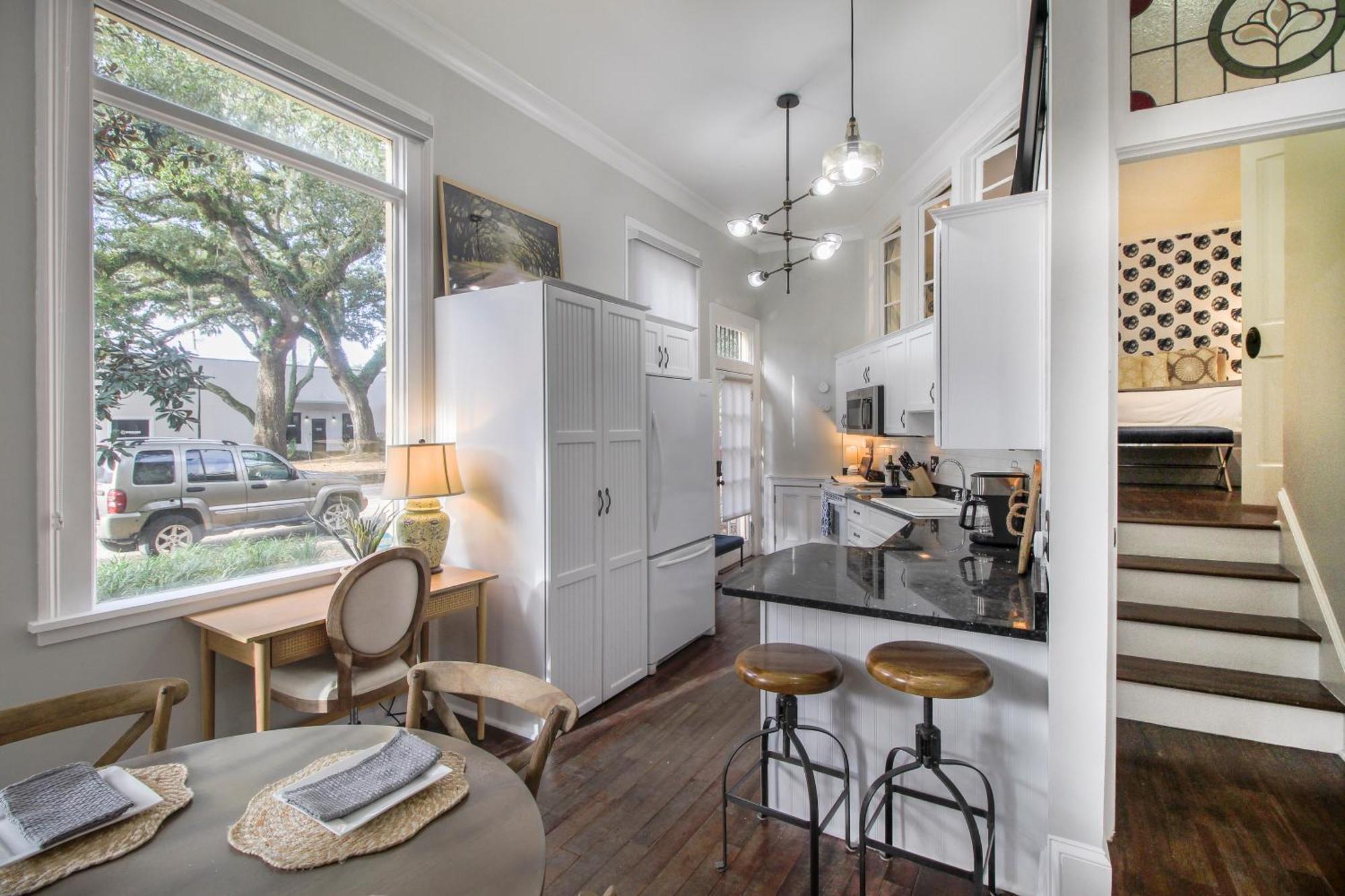 Walk To It All In Downtown, Double King Beds Savannah Exterior photo